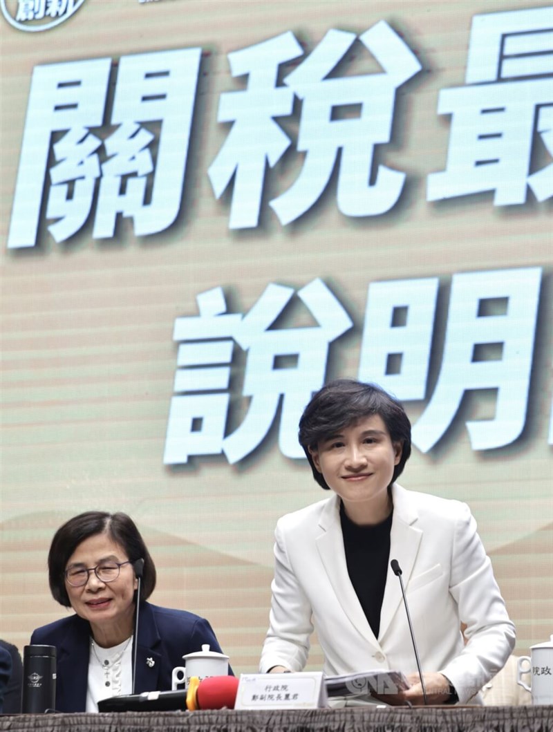 記者会見に臨んだ鄭麗君行政院副院長（右）＝2月24日、台北市