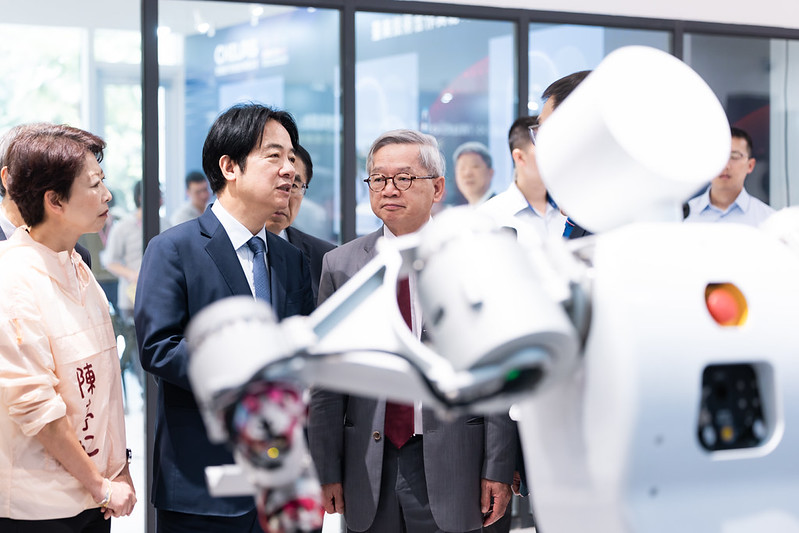 賴清德總統今（10）日上午前往臺南出席「國家智慧機器人研究中心揭牌典禮」