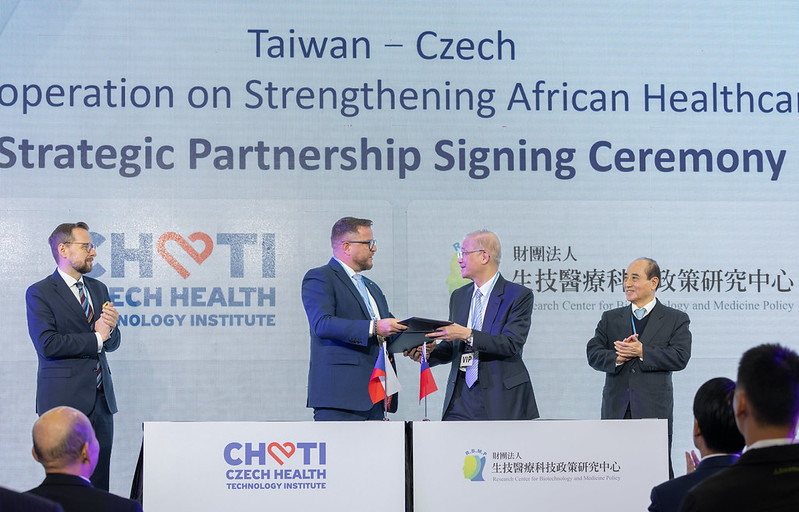 總統抵達後，首先與現場貴賓一同見證國家生技醫療產業策進會與捷克經濟文化辦事處簽署「臺捷合作非洲醫療援助採購計畫」