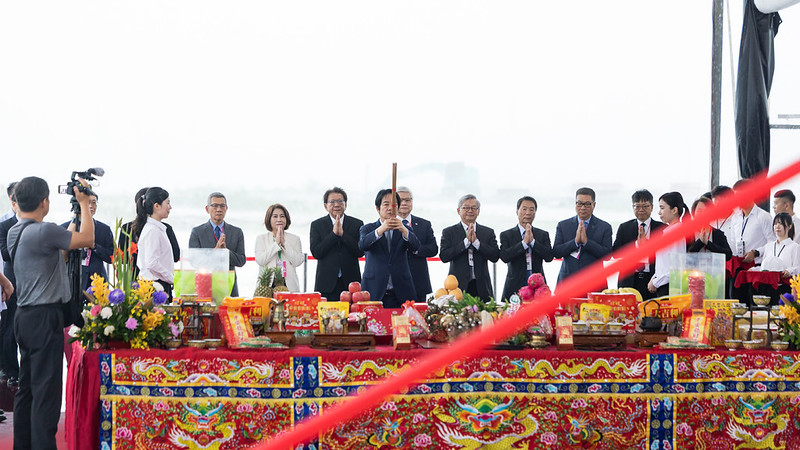 總統與現場貴賓一同進行祈福動土儀式