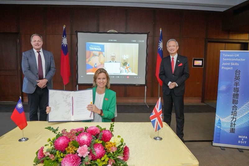 台北駐英国代表処の姚金祥代表と英国在台弁事処のルース・ブラッドリー・ジョーンズ代表は今月11日、「台英半導体人材共同育成計画に関する了解覚書（MOU）」に署名した。