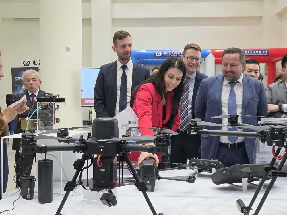 深化台捷無人機合作，捷克前眾議院議長率團訪嘉義亞創