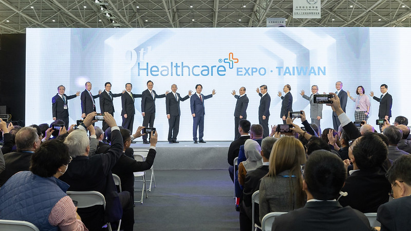 總統與現場貴賓一同進行揭幕儀式