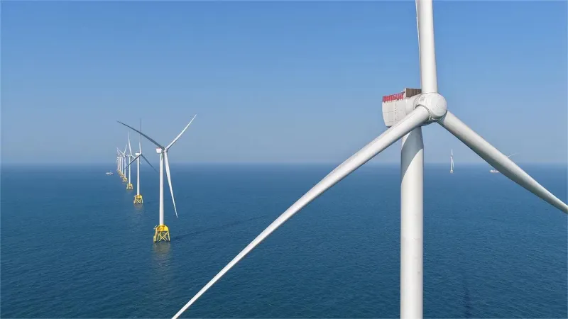 経済部は、今月12日に台湾で500基目となる洋上風力発電機の設置が完了したことを明らかにした。2025年通年の洋上風力発電の新規導入容量で台湾は世界3位、累計設備容量で世界5位となった。