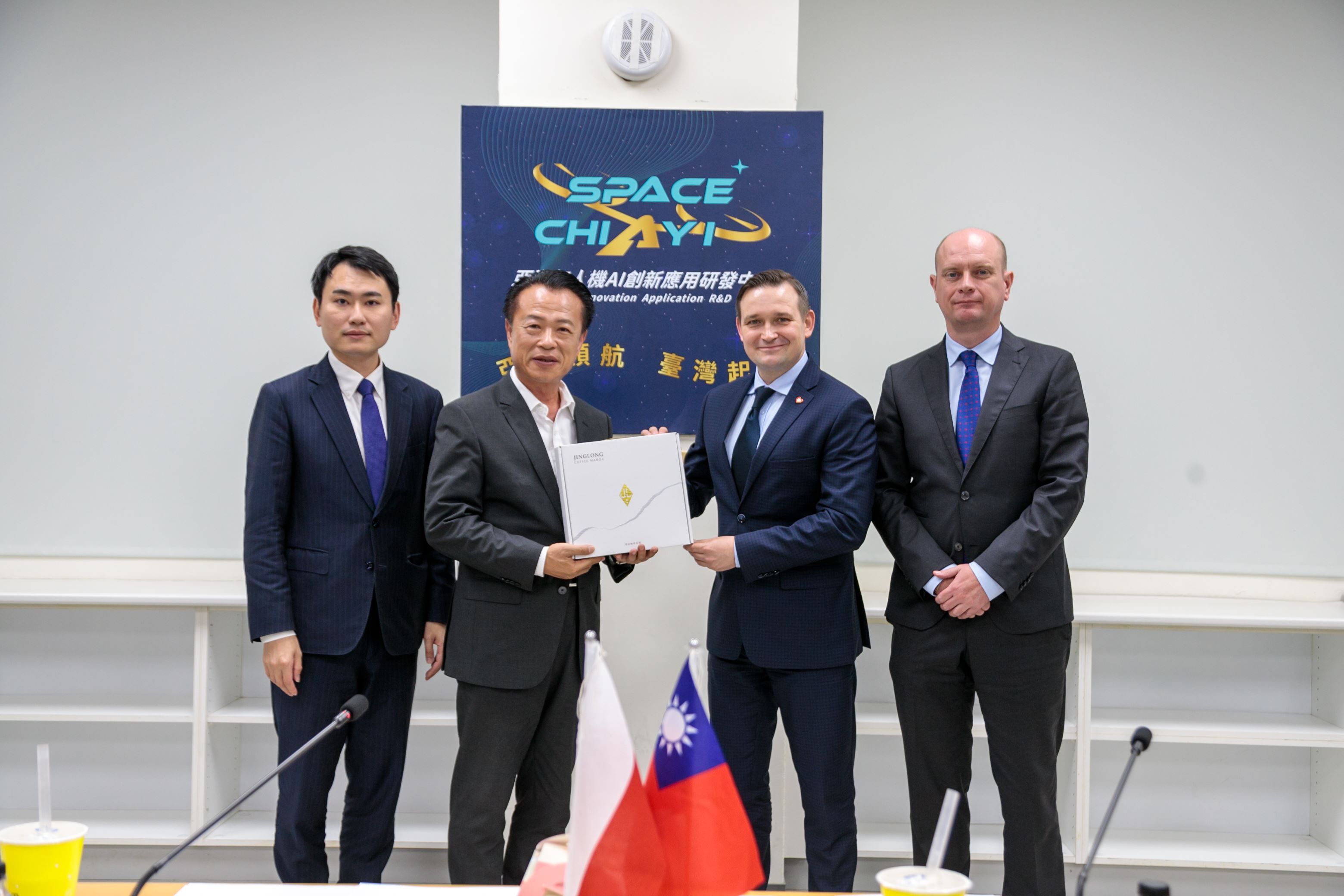 波蘭科技部國務卿率團訪亞創，深化台波無人機產業合作