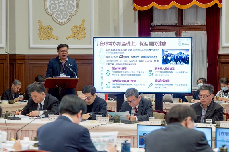 總統依序聽取環境部彭啓明部長、經濟部賴建信次長、內政部董建宏次長、交通部陳世凱部長、農業部陳駿季部長報告「六大部門淨零轉型階段成果與未來展望」，以及國科會林法正副主任委員報告「社區驅動下之淨零沙盒執行經驗與成果」
