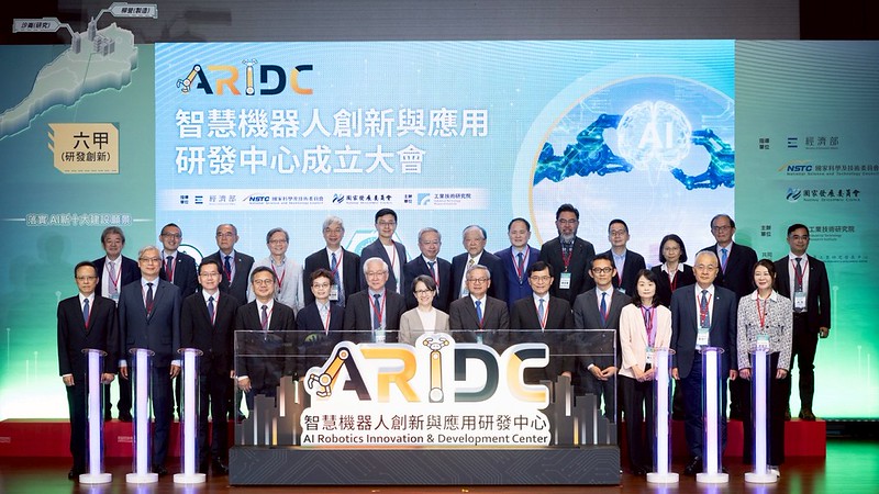 智慧機器人創新應用研發中心啟用　副總統盼產官學共同合作　推動AI應用於百工百業